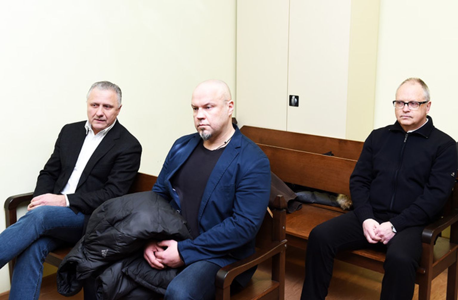 Apsūdzētie - bijušais uzņēmuma viceprezidents Aigars Meļko (no kreisās), "Latvenergo" ražošanas tehniskais direktors Gunārs Cvetkovs un uzņēmuma "Energy Consulting" vadītājs Andrejs Livanovičs
