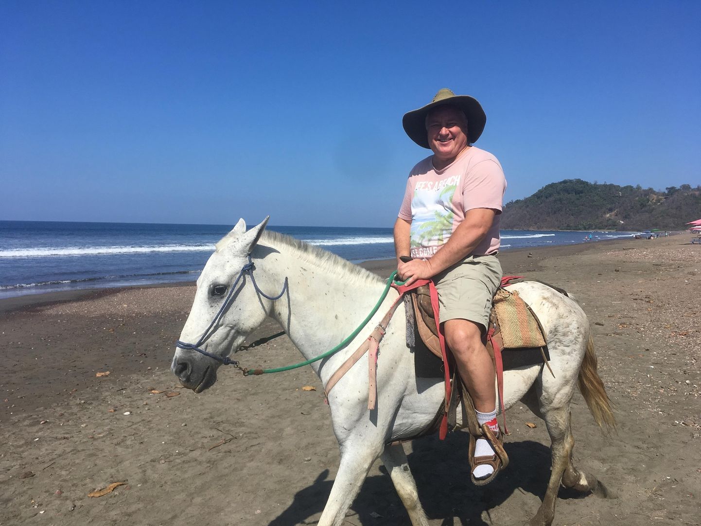 “PÄRAST 50. ELUAASTAT PEAKS RAHULIKUMALT VÕTMA,” nendib Illar Tenno, kes ookeanirannal toimunud kohtumisele saatejuhiga saabus valgel hobusel ratsutades.