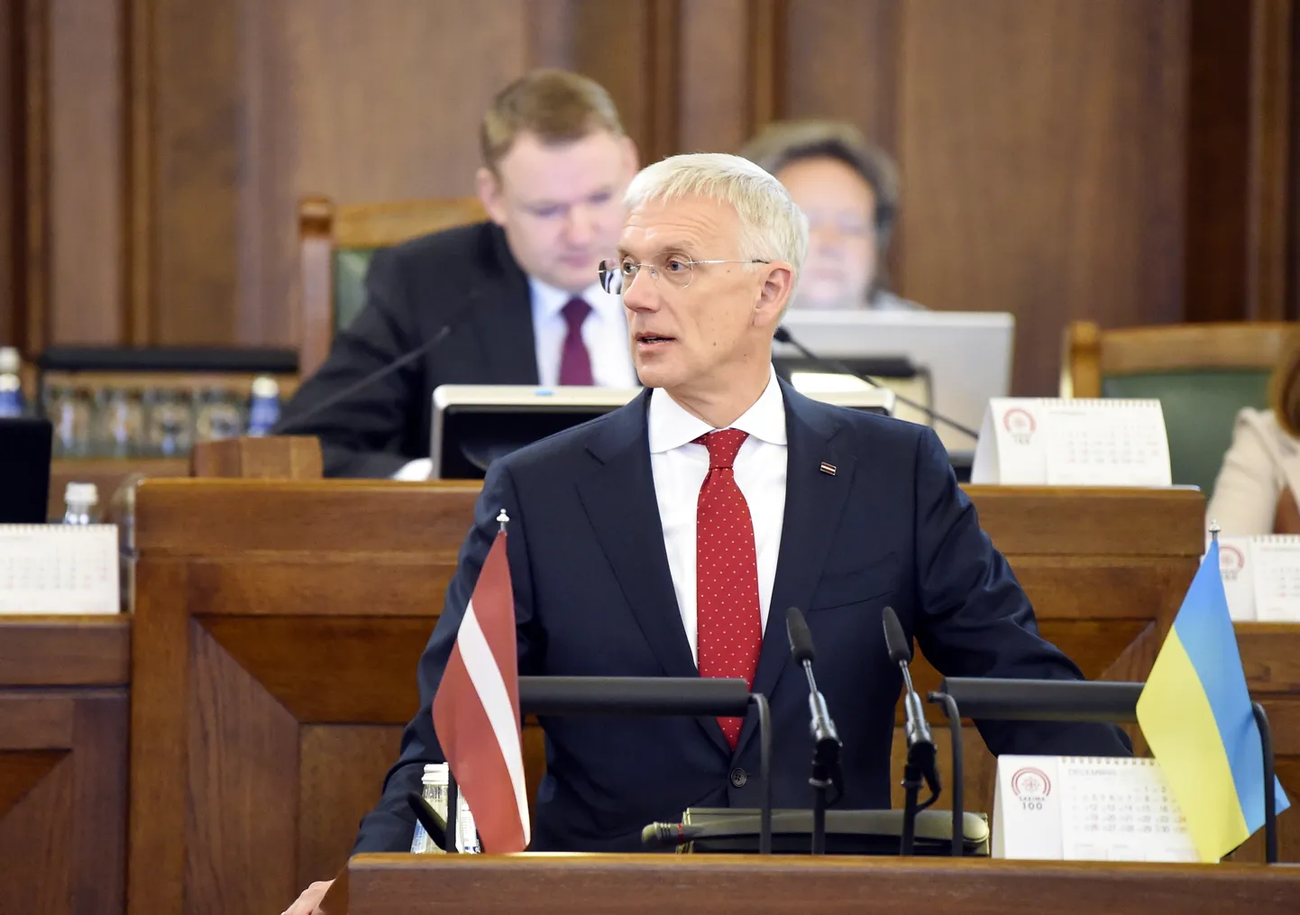 Ministru prezidenta amata kandidāts Krišjānis Kariņš tribīnē Saeimas ārkārtas sēdē, kurā paredzēts balsojums par uzticības izteikšanu Krišjāņa Kariņa izveidotajam Ministru kabinetam.