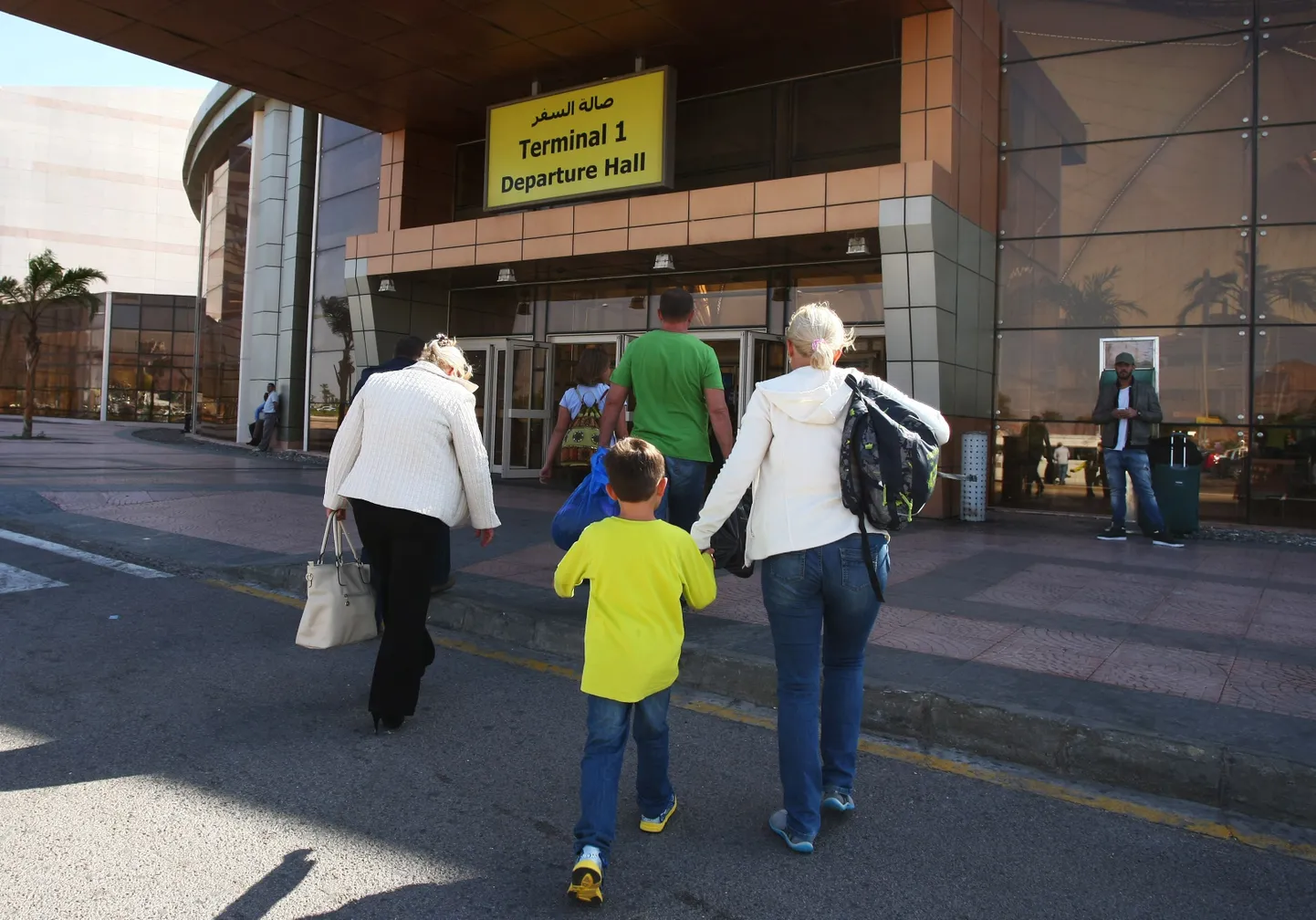 Vene turistid teel Sharm el-Sheikhi lennujaama.