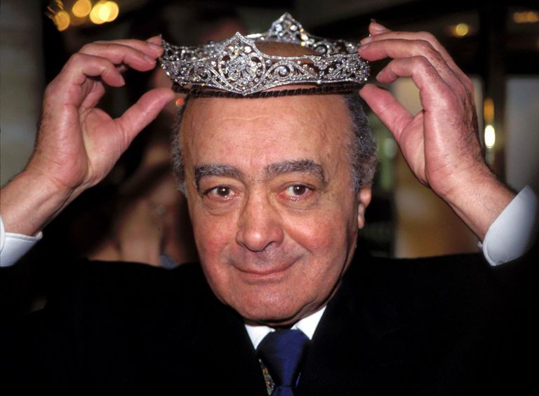 Harrodsi kaubamaja omanik Mohamed Al-Fayed proovimas, kui raske võiks olla kroon.
FOTO: James Mccauley/capital Pictures