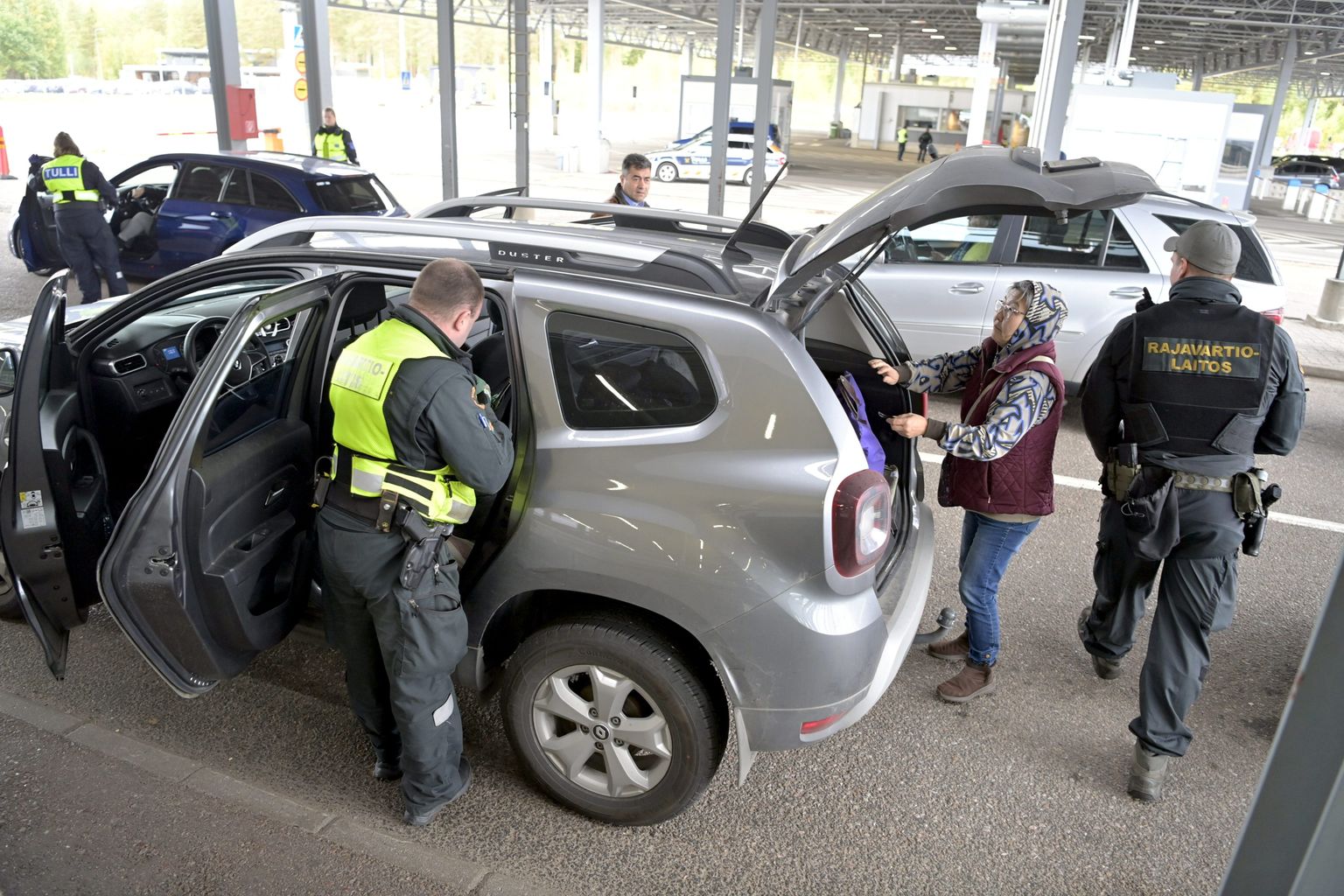 Сотрудники Пограничной службы Финляндии проверяют автомобиль с российскими регистрационными номерами, 25 сентября 2022 года