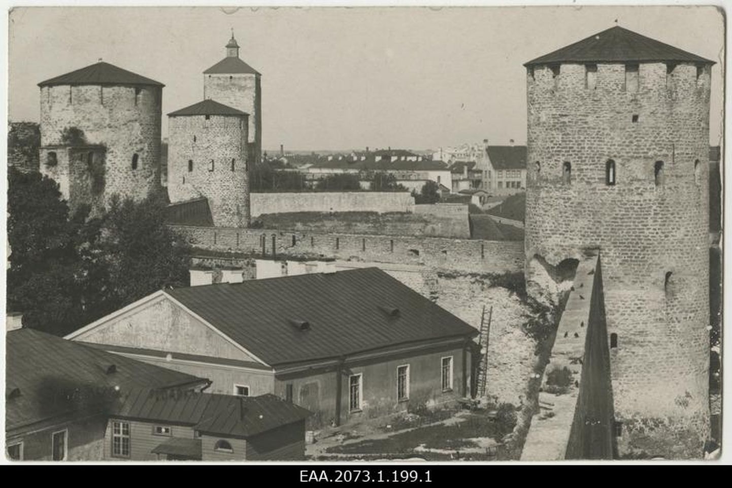 Vaade Narvale üle Jaanilinna linnuse müüride ja hoonete 1930ndatel