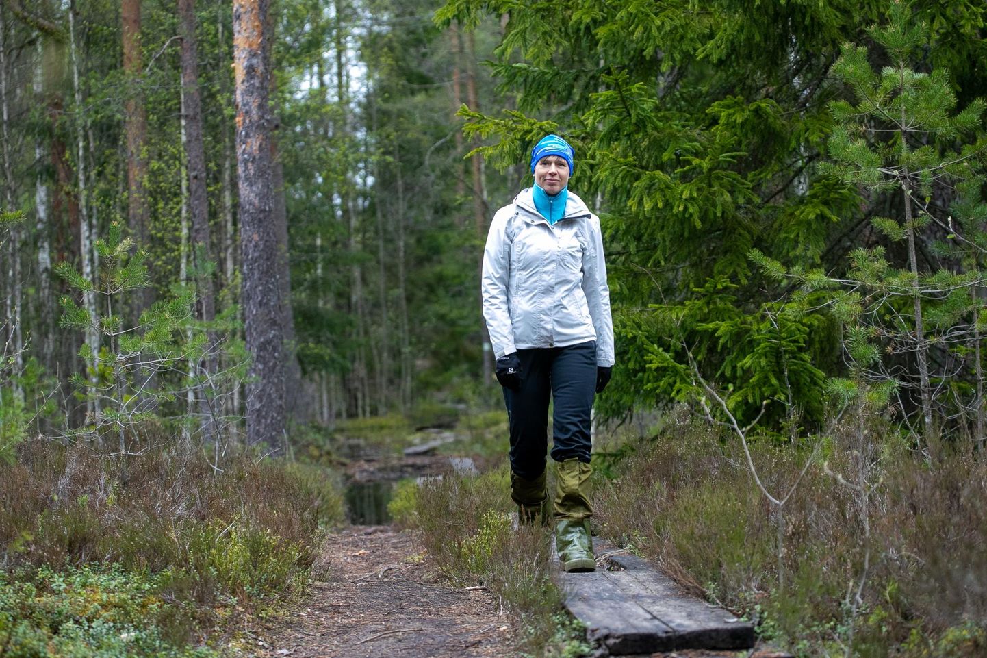 President Kersti Kaljulaid hindas soos pinnast ka laudteest kaugemal. Spordihuvilisena tuntud president ei paistnud peale pikka soos jalutamist üldse väsinud olevat.