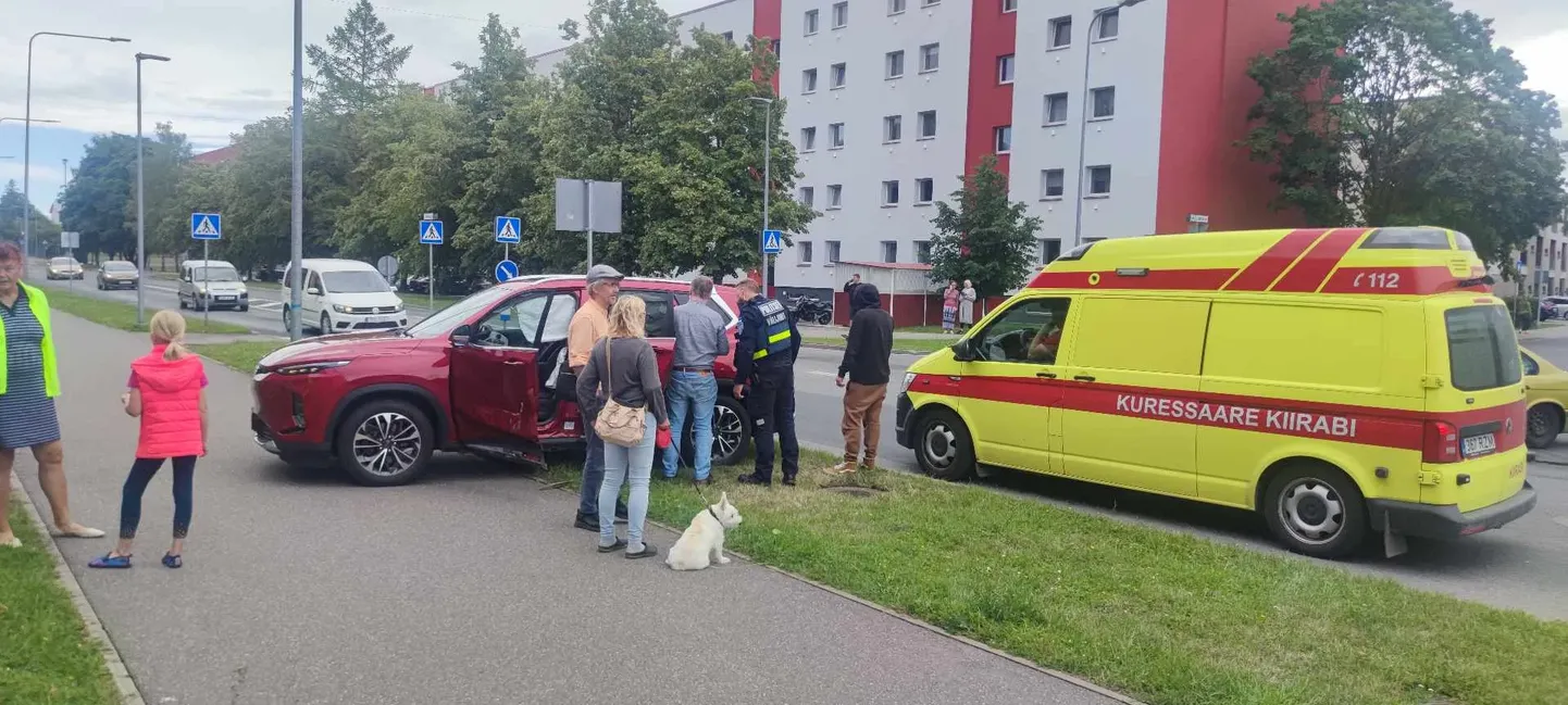 Liiklusõnnetus mullu 3. juulil Kuressaares Smuuli ja Vallimaa tänava ristmikul.