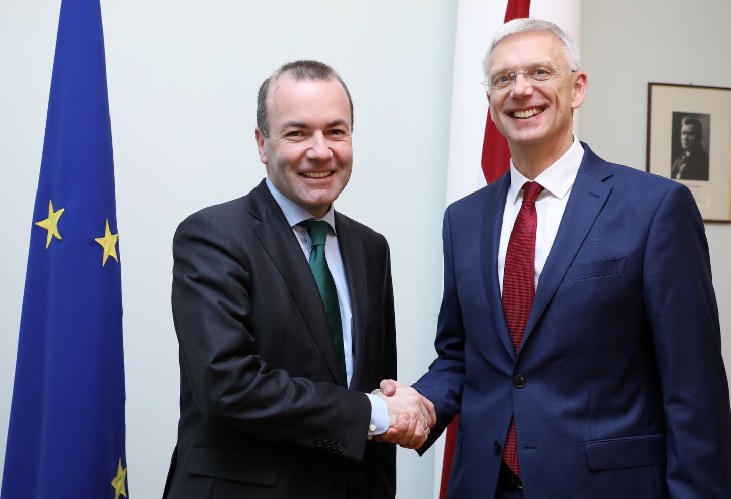 Ministru prezidents Krišjānis Kariņš (no labās) un Eiropas Parlamenta Eiropas Tautas partijas grupas priekšsēdētājs Manfrēds Vēbers tikšanās laikā Ministru kabinetā.
