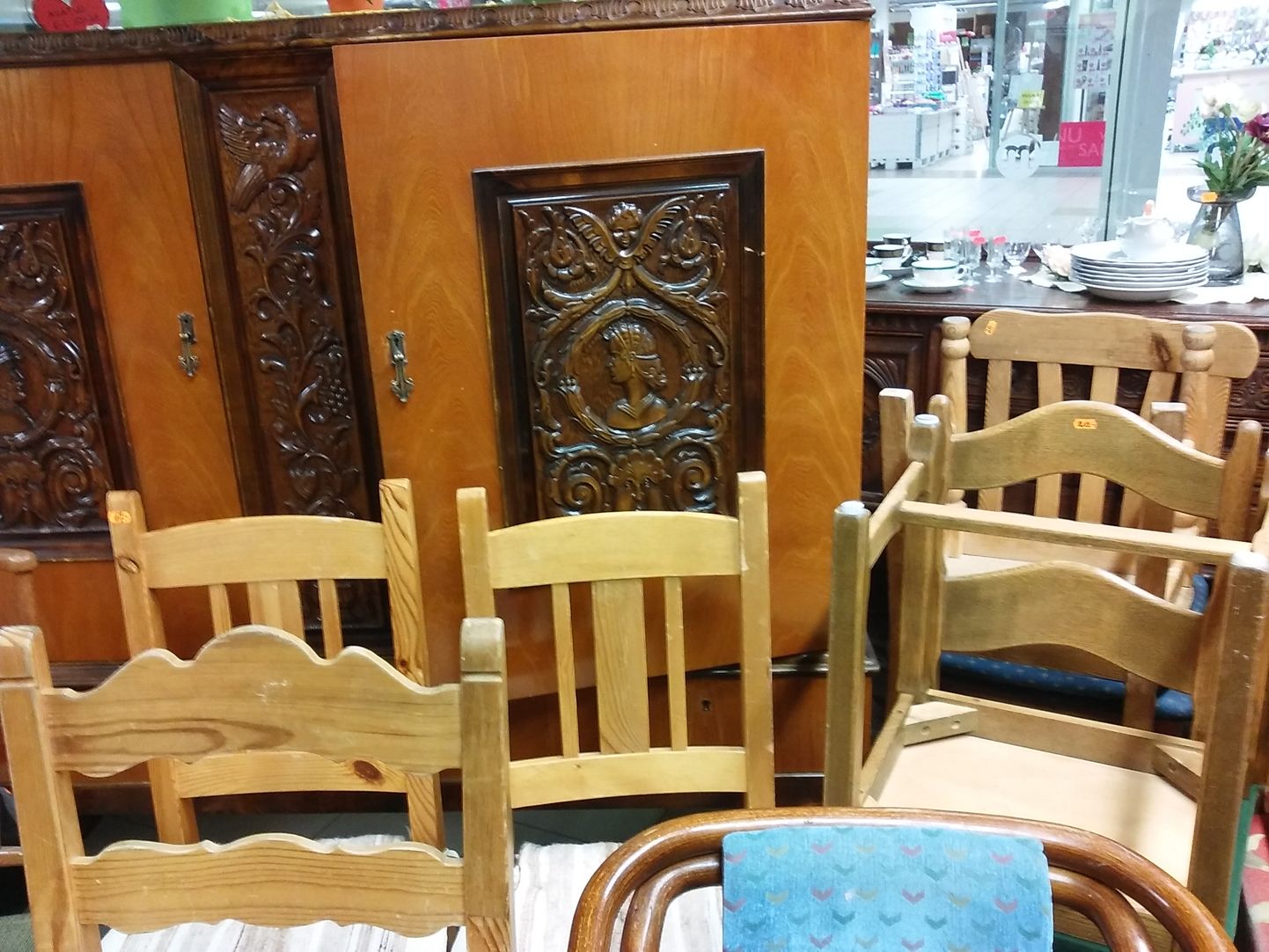 Выбор старой мебели в магазине повторного использования.