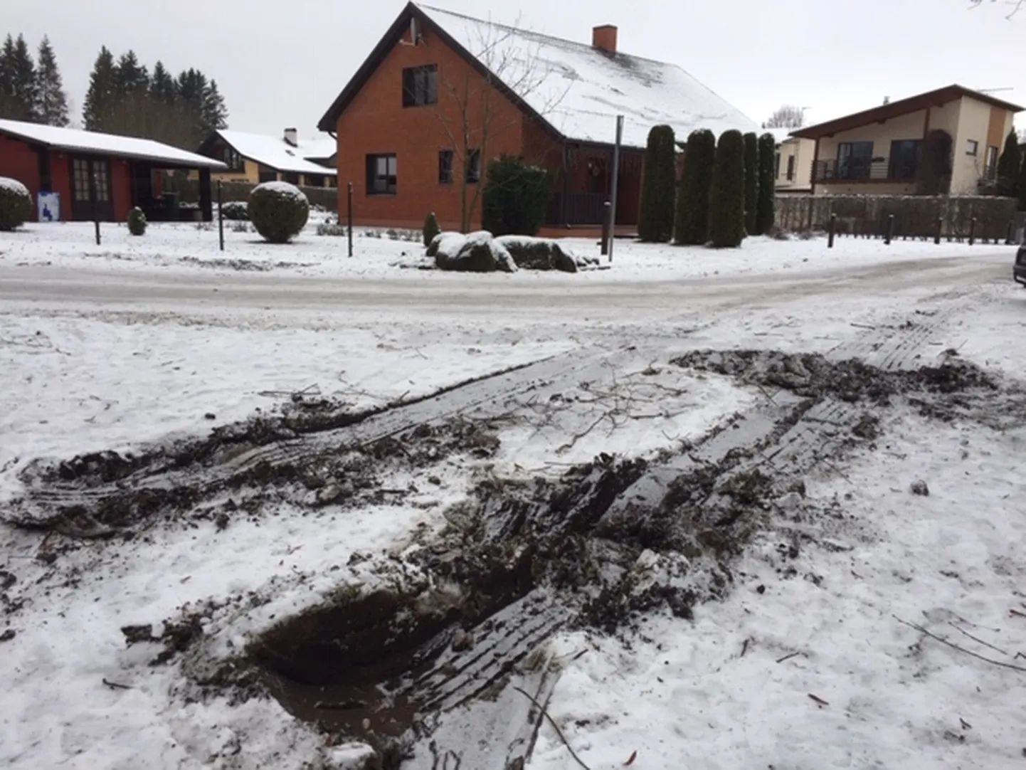 Prügiauto sõidust olid murule jäänud suured rööpad