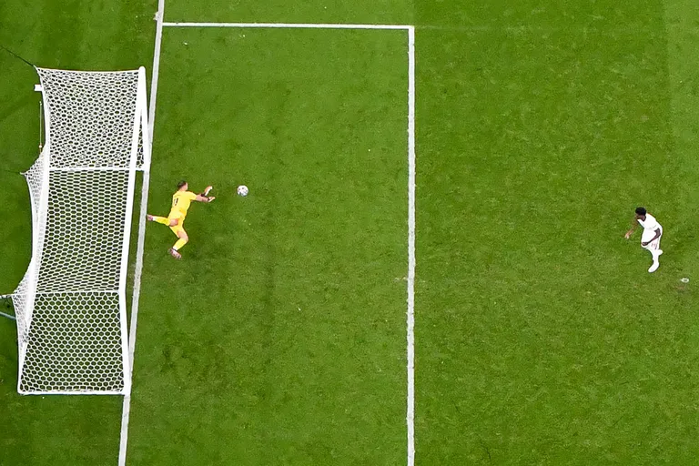 Inglise koondise poolkaitsja Bukayo Saka penalt ebaõnnestus, sest Itaalia väravavaht Gianluigi Donnarumma püüdis palli kinni. Itaalia alistas EMi finaalis Inglismaa penaltitega 3:2