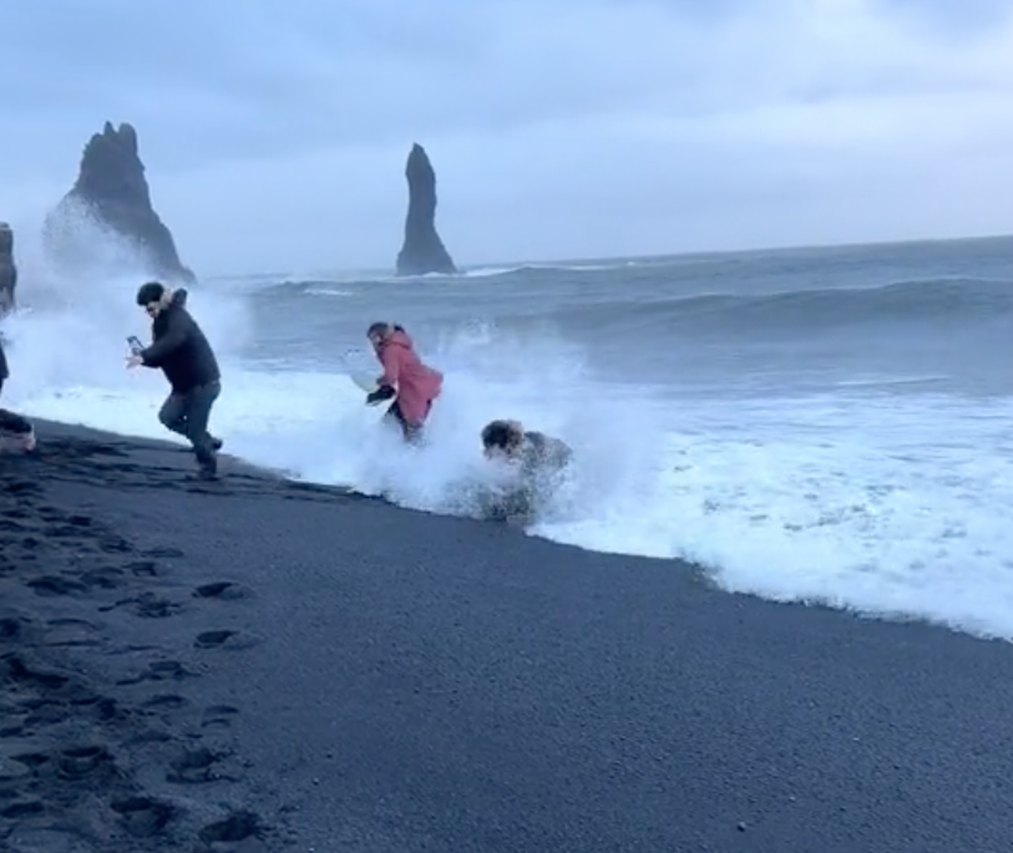 Туристы попытались сделать фото на самом опасном пляже Исландии. Это едва не закончилось трагедией