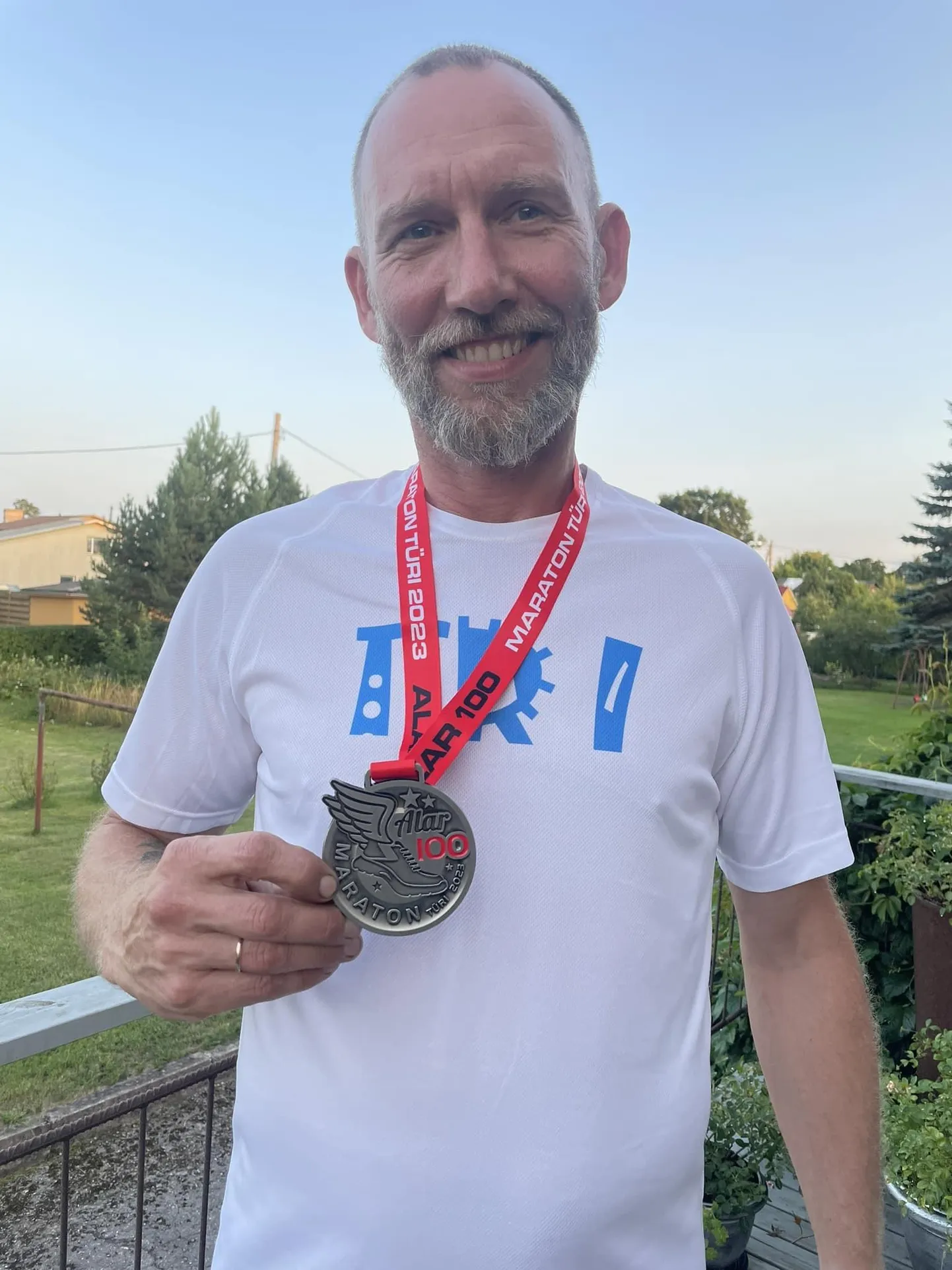 Alar Siemann kingib kõigile, kes koos temaga sel laupäeval Türil maratoni või poolmaratoni ette võtavad, erikujundusega medali.