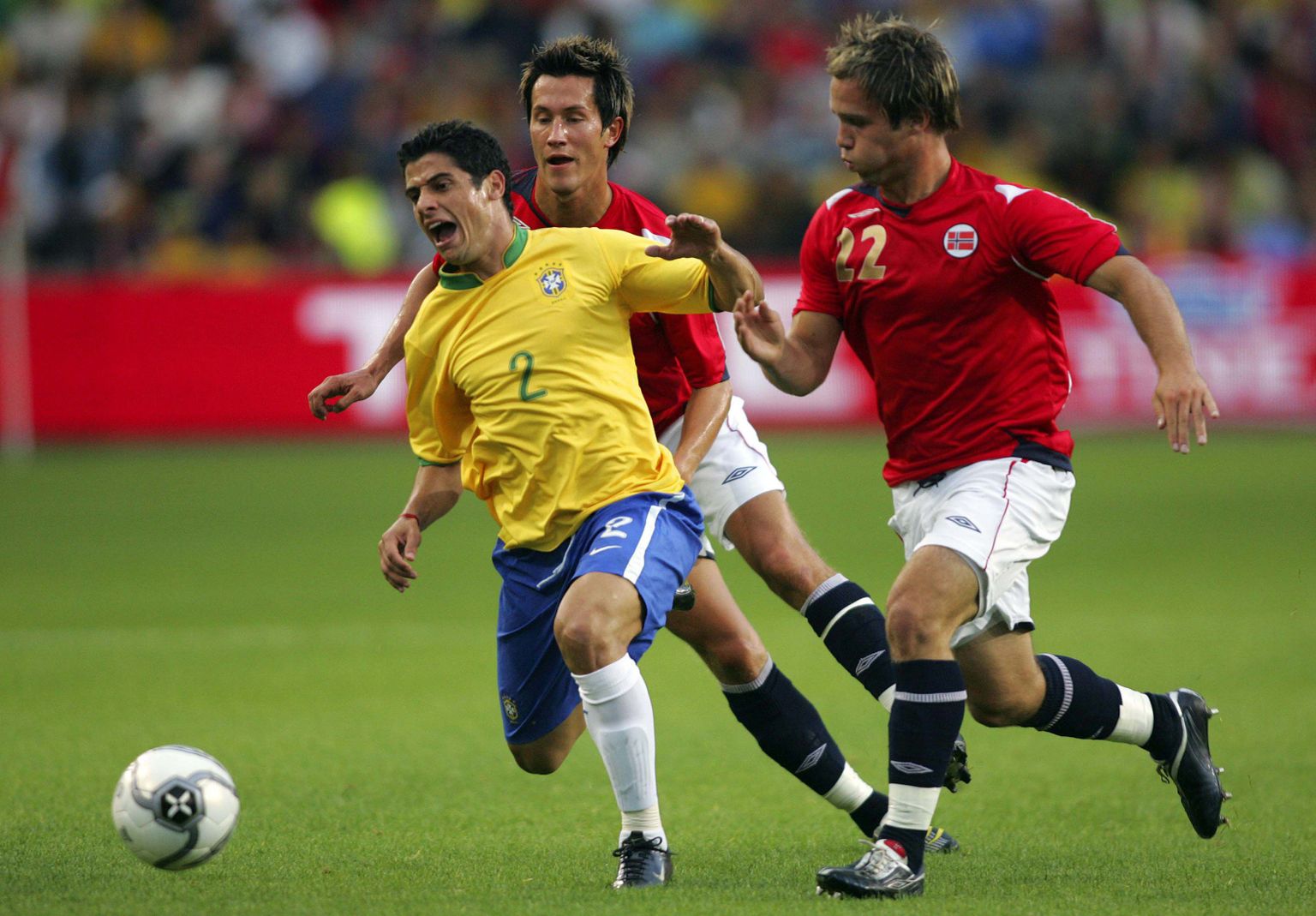 Cicinho (vasakul) Brasiilia koondise maavõistlusmängus Norraga.