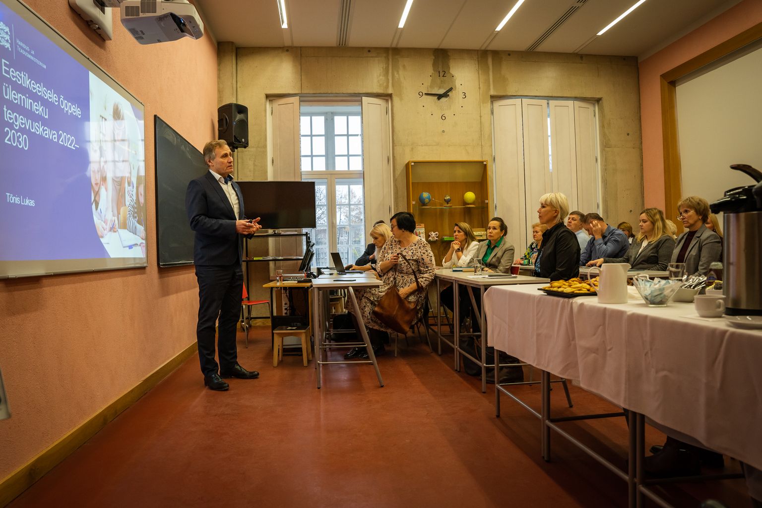 Haridus- ja teadusminister Tõnis Lukas kohtus Narva haridusjuhtidega.