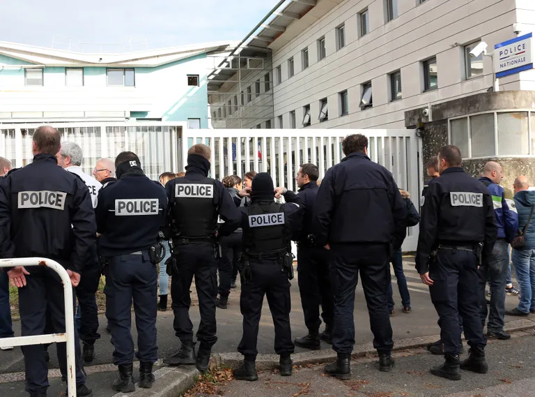 Politseinike protestiaktsioon Bayonne'i jaoskonna ees.