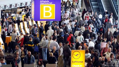 Во избежания таких скоплений людей в аэропортах придется установить больше стоек регистрации