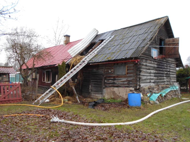 Põlengus kahjustada saanud maja Levala külas.