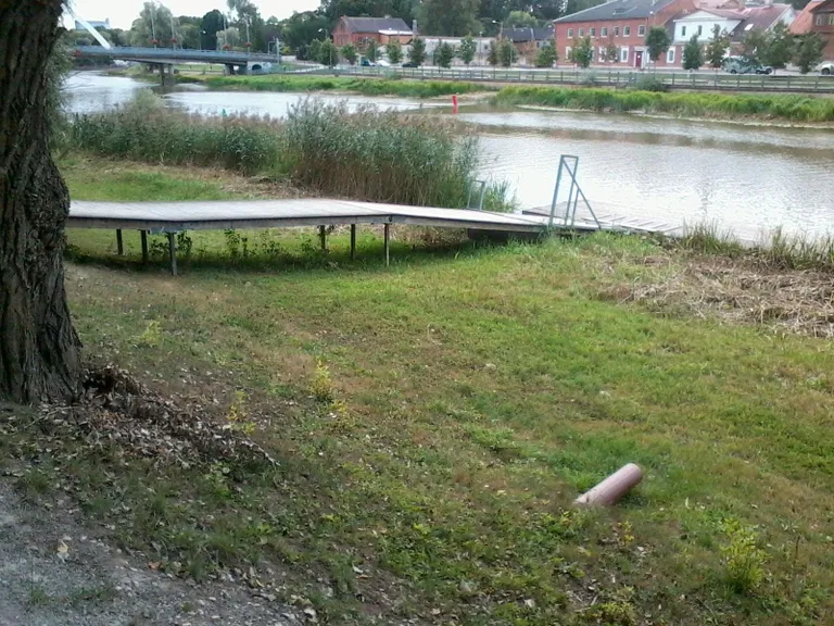 Jõe ääres.