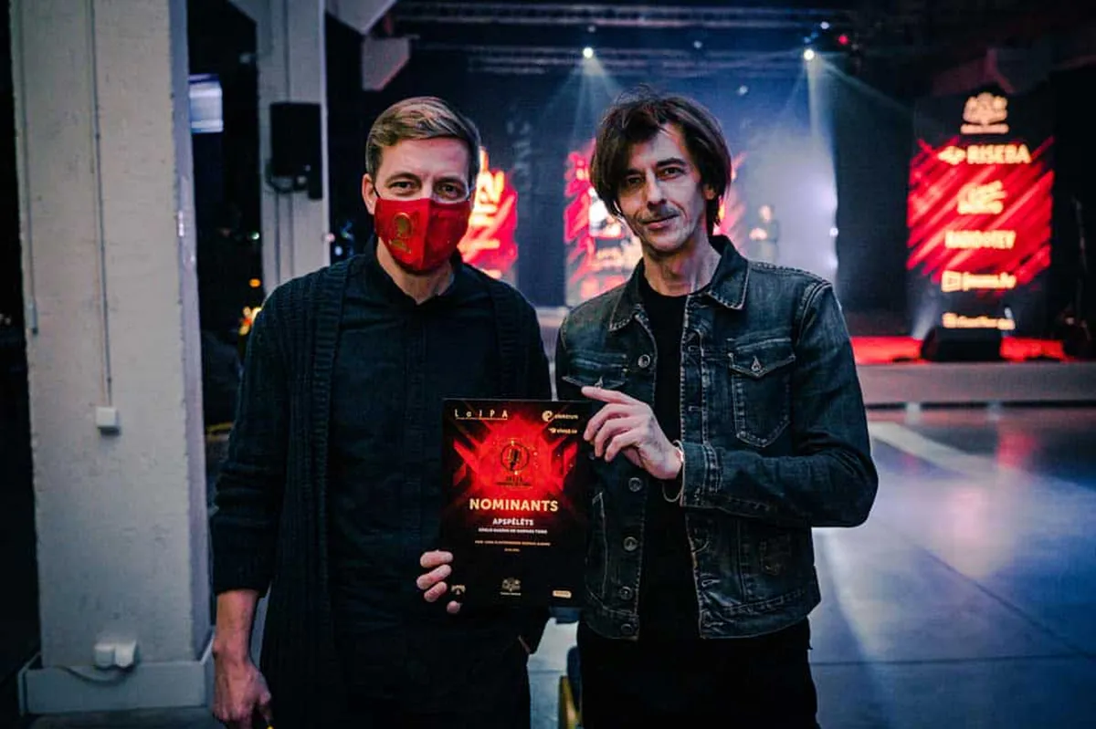 Kaspars Tobis un Kārlis Kazāks ar "Zelta mikrofona" nominantu diplomu