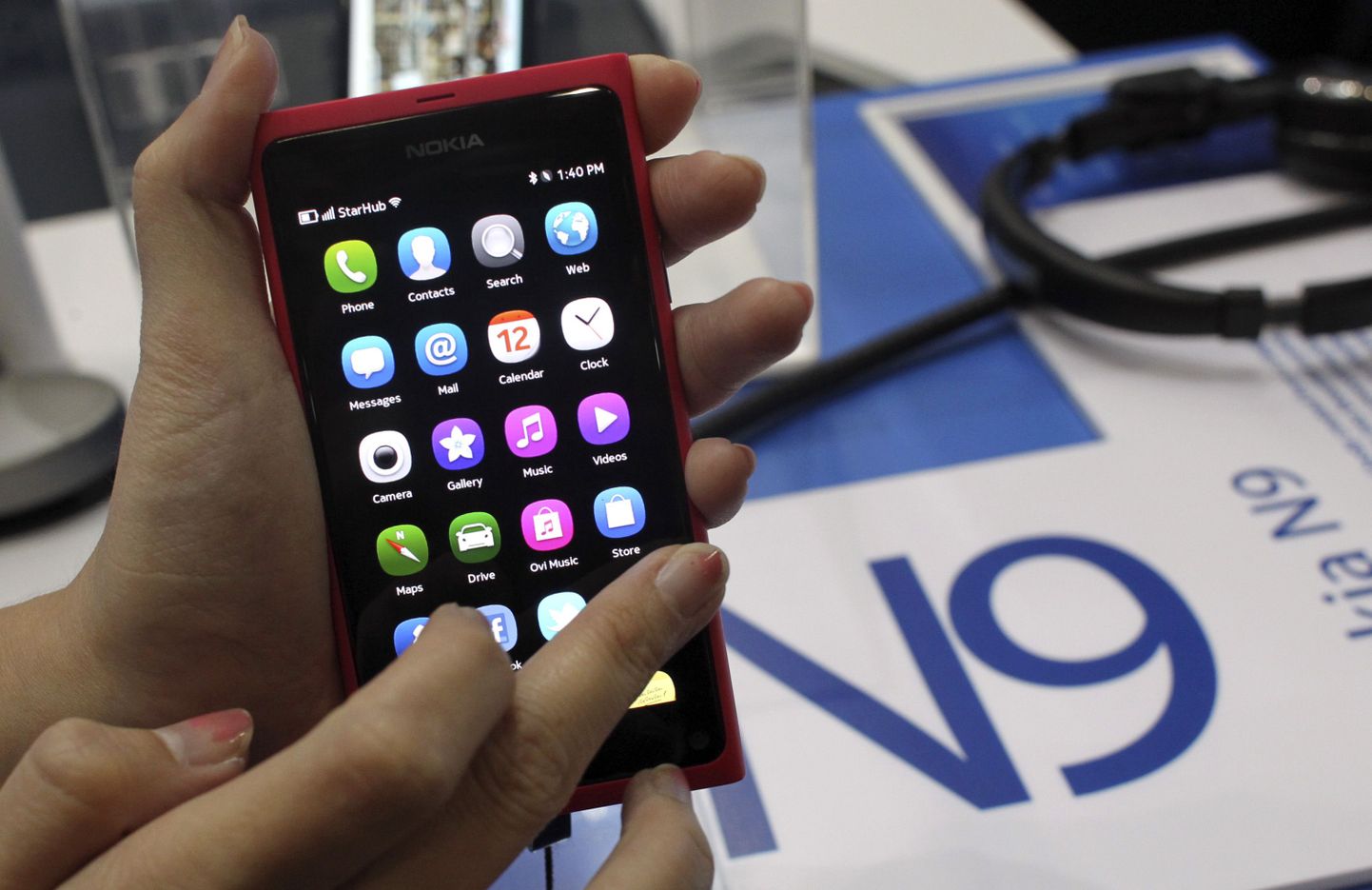 Nokia N9, ainuke laiemasse levikusse jõudnud MeeGot kasutav nutitelefon.