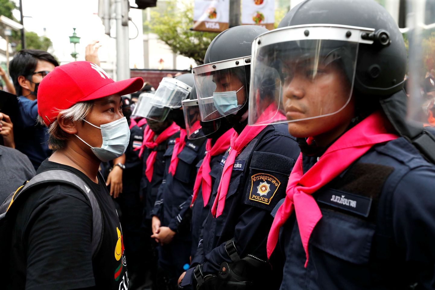 Demokraatiameelne protestija täna Bangkokis silmitsi politseinikega. Hommikul kehtestatud eriolukorraga keelati linnas rohkem kui nelja inimese kogunemised, kuid sellest hoolimata kutsusid aktivistid inimesi tänavale.