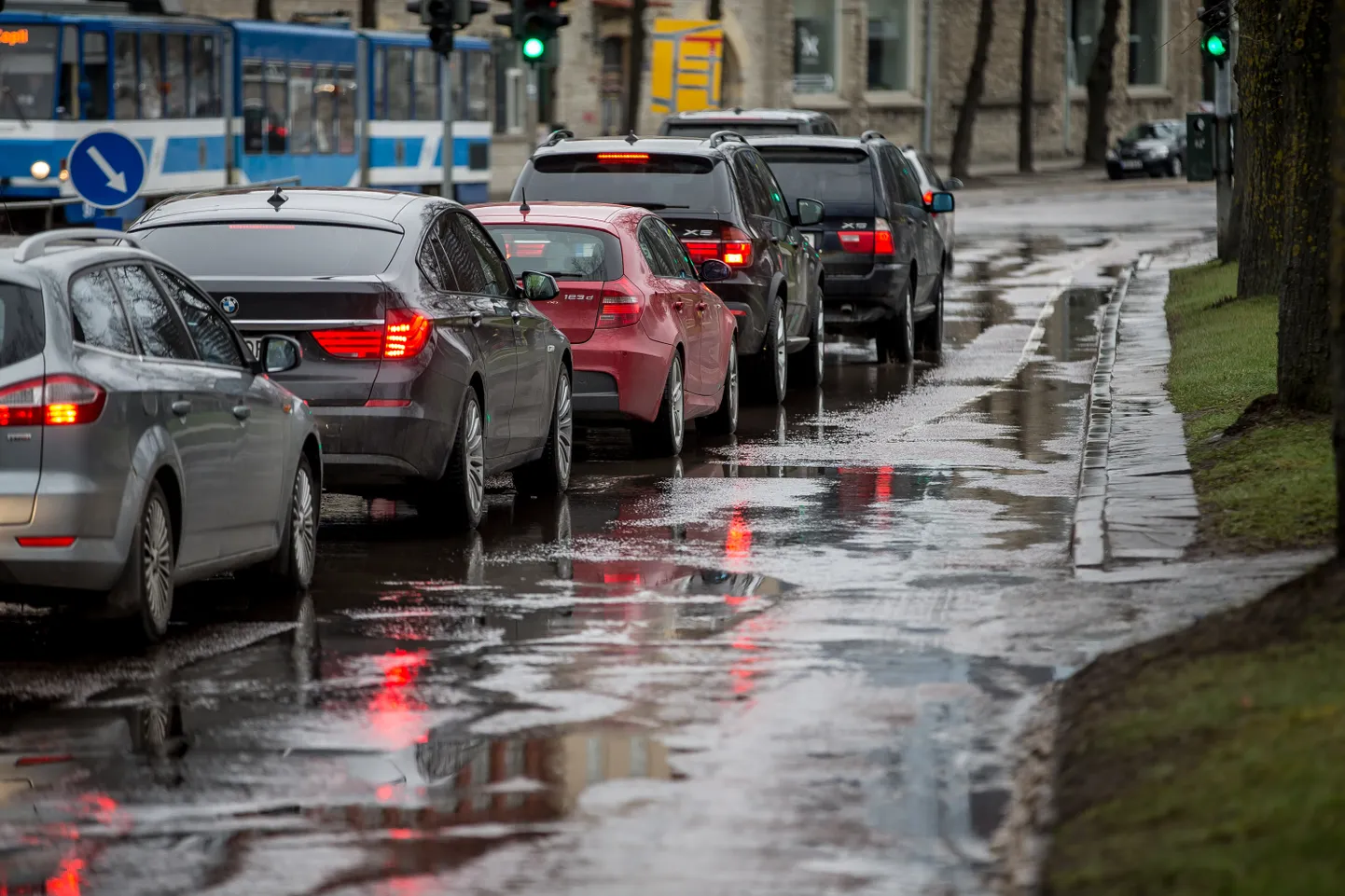 Politseinikud leidsid aeglaselt sõitnud auto roolist purjus juhi.