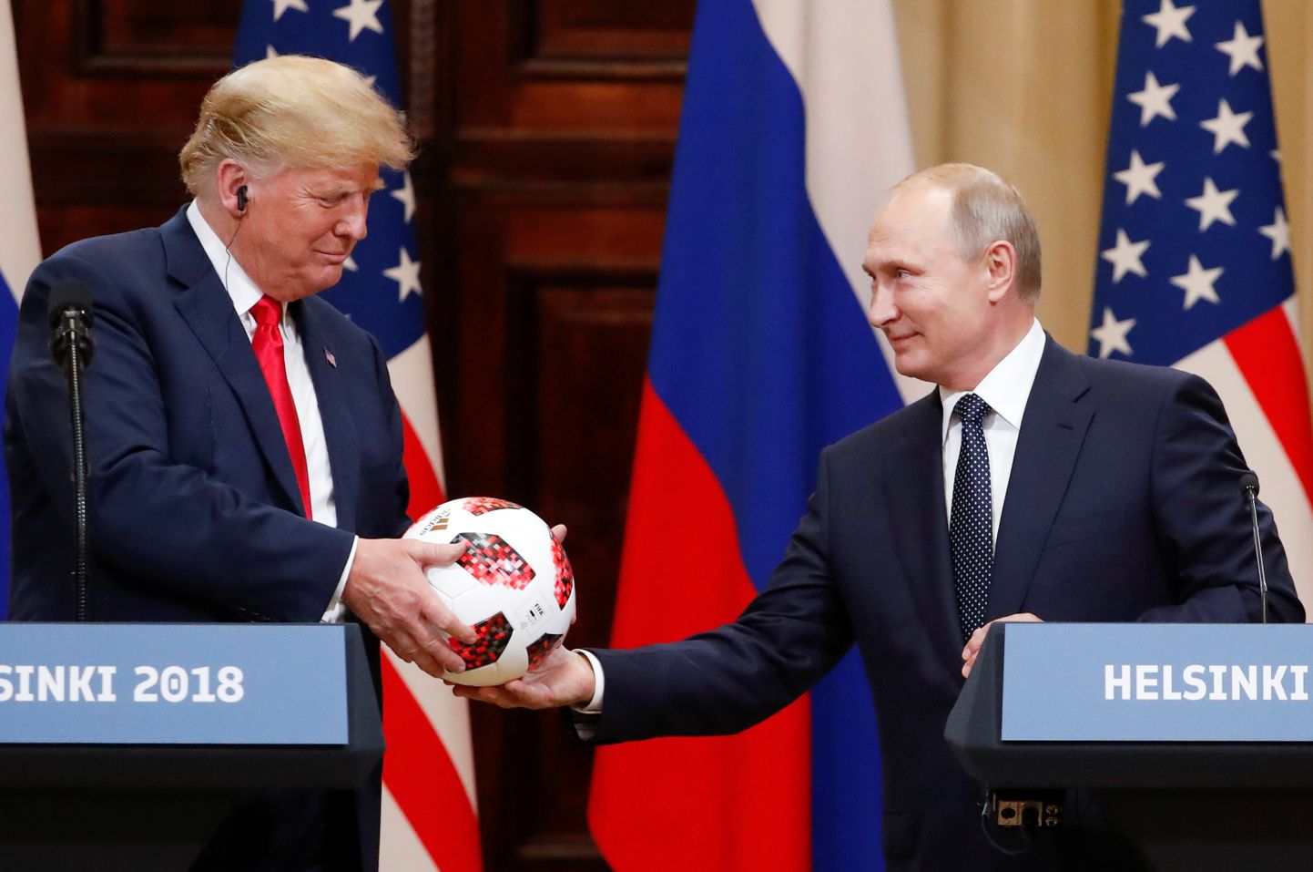 Vladimir Putin kinkis Donald Trumpile jalgpalli.