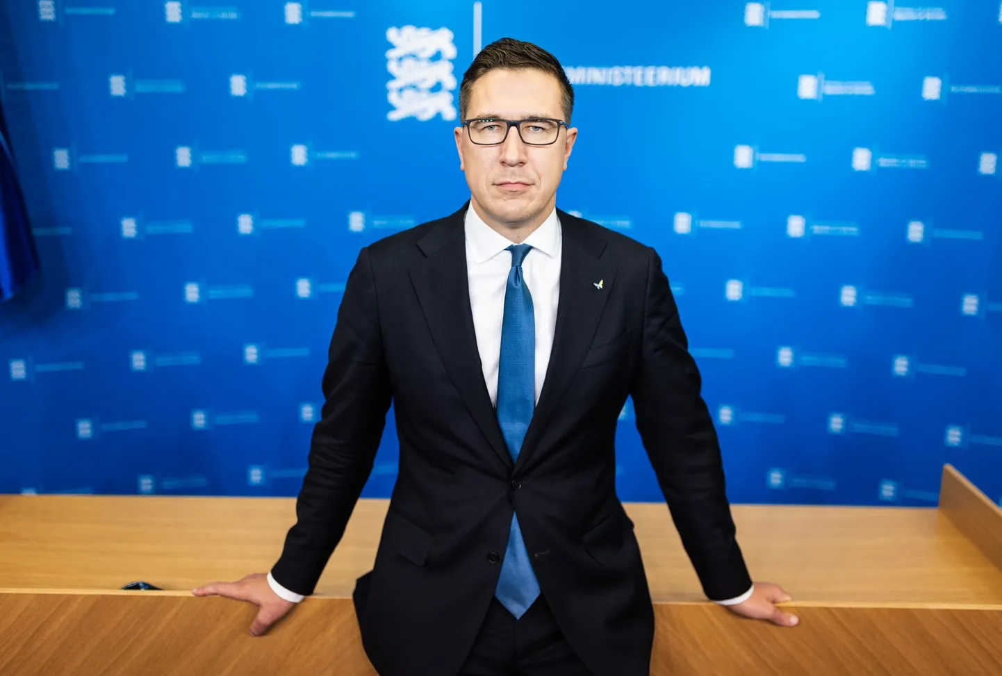 Ametist lahkuv kaitseministeeriumi kantsler Kusti Salm: «Eesti kodanikud on endale valinud liidrid, kes peavad käituma mitte ainult päevapoliitikutena, vaid juhtidena, kes tunnevad tänase olukorra ajaloolist kaalu.»