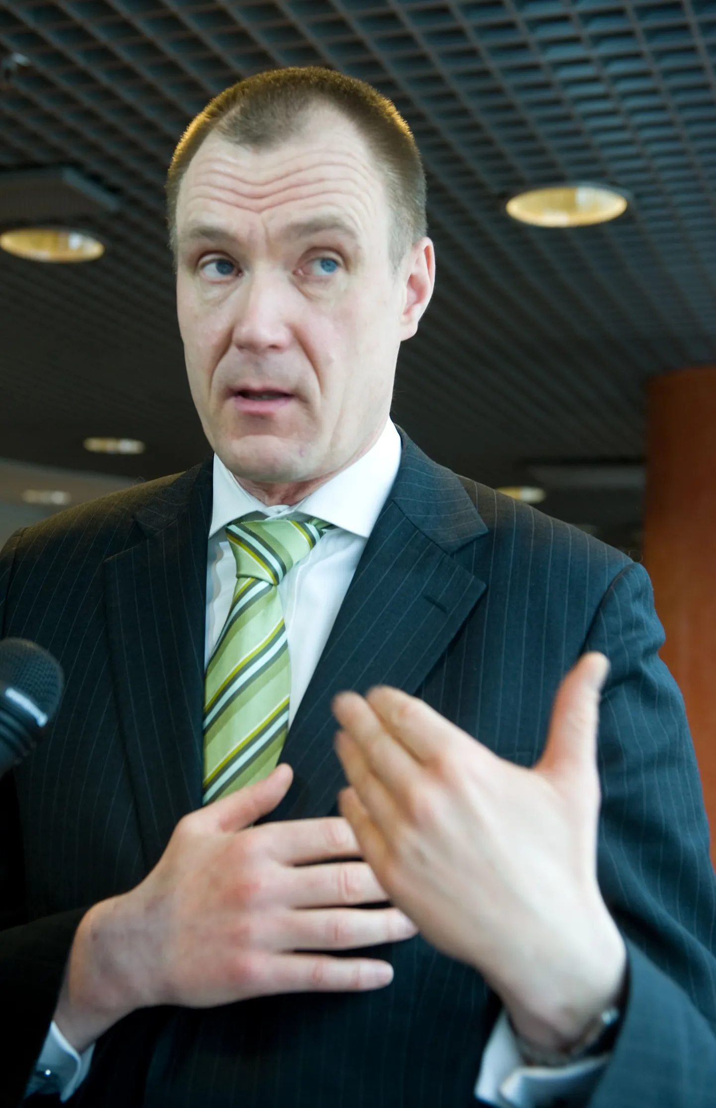 Hardo Pajula SEB Balti leibkondade majandusanalüüsi tutvustusel.