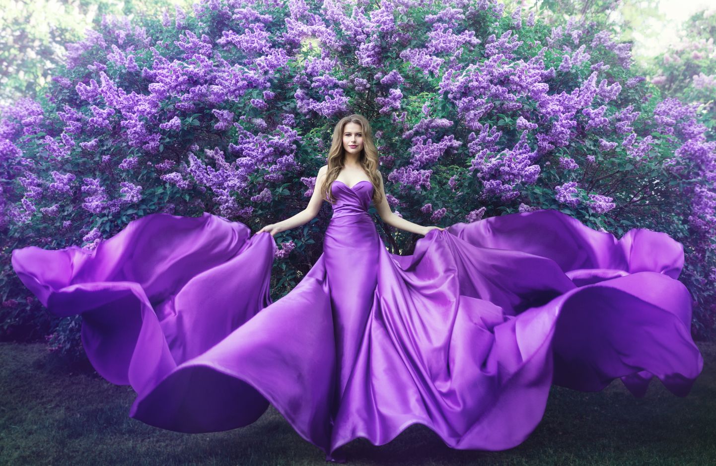 Женщина в фиолетовом платье. Иллюстративное фото