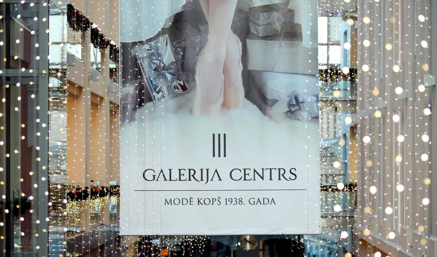Ziemassvētku rotājumi tirdzniecības centrā "Galerija Centrs".