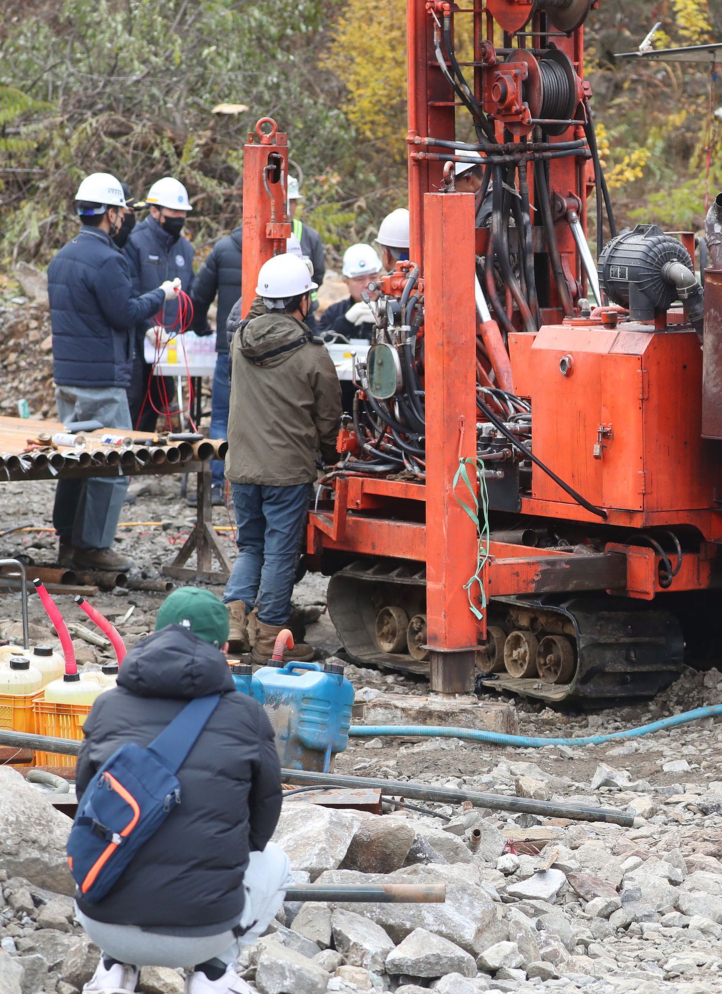 Lõuna-Korea päästjad püüdsid tsingikaevandusse lõksu jäänud kaevureid elusana maapinnale tuua. Foto on tehtud neljapäeval, 3. novembril.