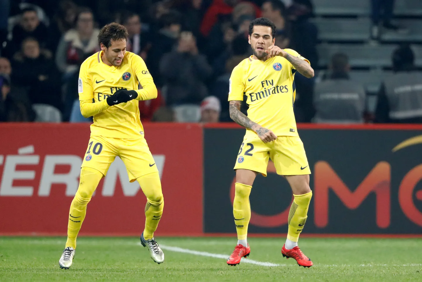 Neymar (vasakul) ja Dani Alves PSG aegadel, kui kõik oli hästi.