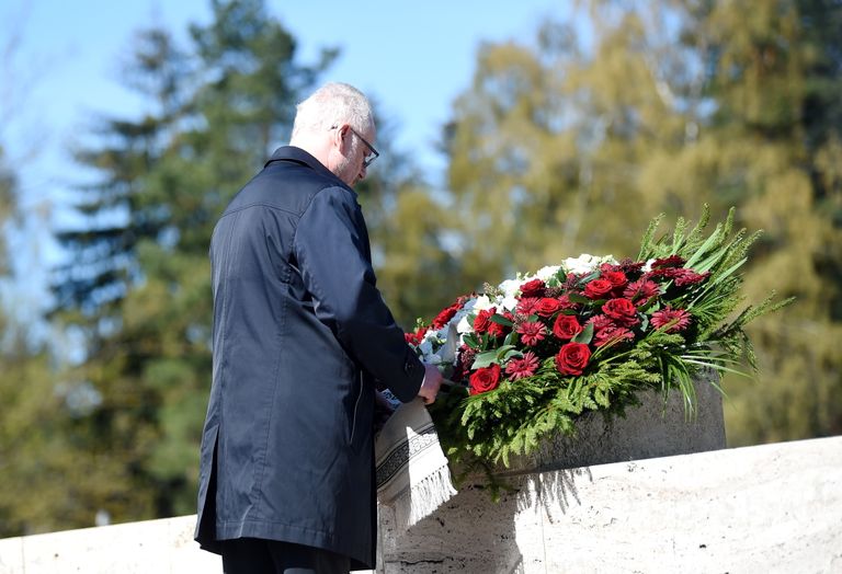 Эгил Левитс возложил венок в память о жертвах Второй мировой войны на Рижском братском кладбище