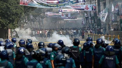 VIDEOD ⟩ Bangladeshi peaministri tagasiastumist nõudnud massimeeleavaldused lõppesid vägivalla ja kaosega