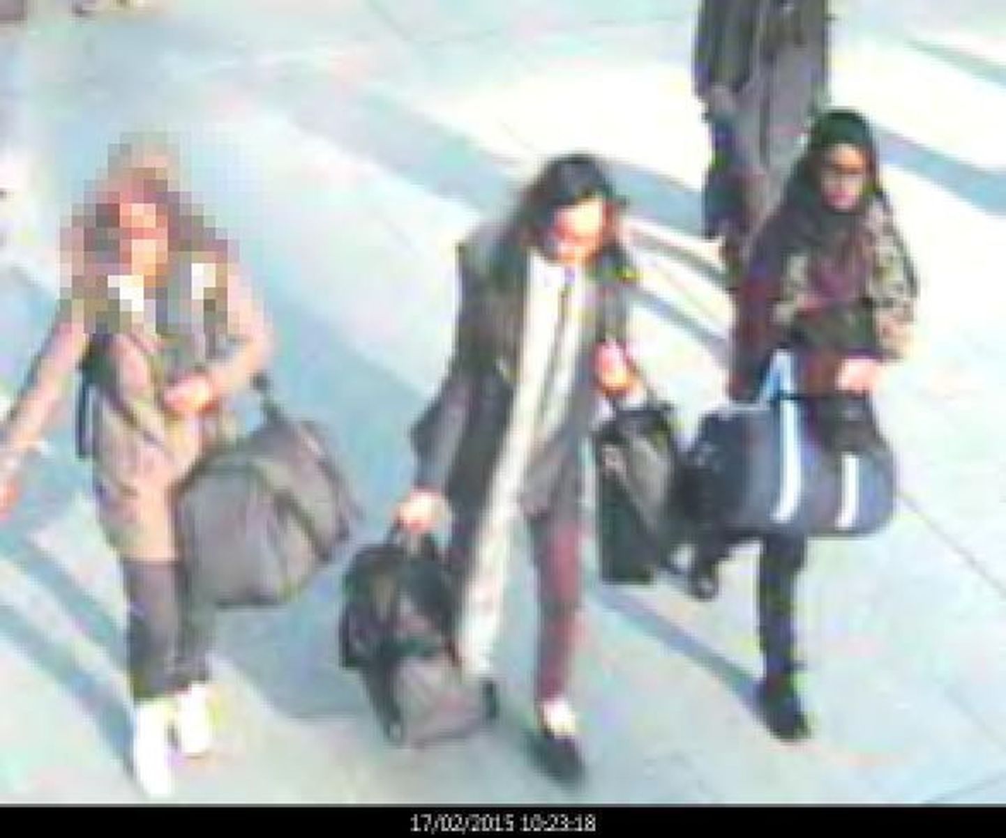 Londoni politsei jagatav foto kolmest neisut, mis on saadud Gatwicki lennujaama turvakaamerast.