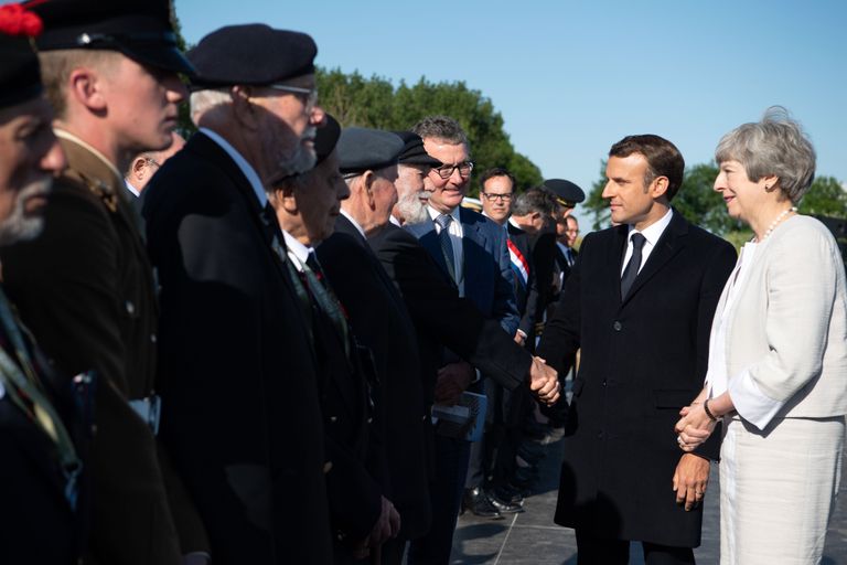 Prantsuse president Emmanuel Macron ja Briti peaminister Theresa May tervitamas Ühendkuningriigi Teise maailmasõja veterane Ver-Sur-Meris.