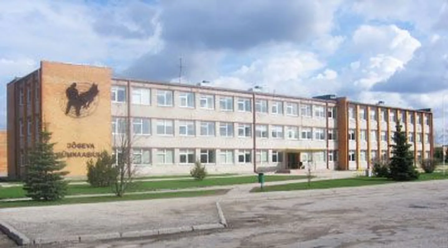Pildil Jõgeva gümnaasiumi endine hoone Rohu 10.