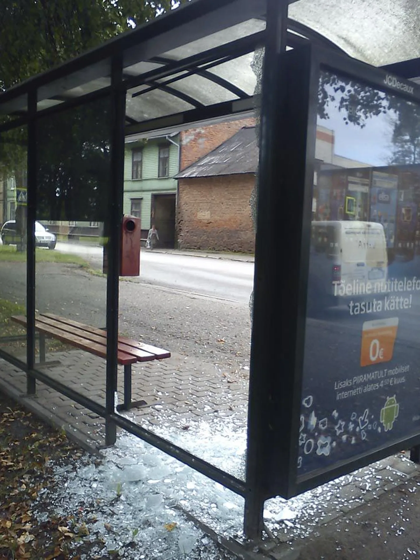 Suurima kahju tegid öised laamendajad bussiootepaviljonile, millel lõhuti üks klaas. Jalaga oli jõudu proovitud ka teise klaasi kallal, kuid see katki ei läinud ja nii ehtis hommikul ühte klaasi jalajälg.