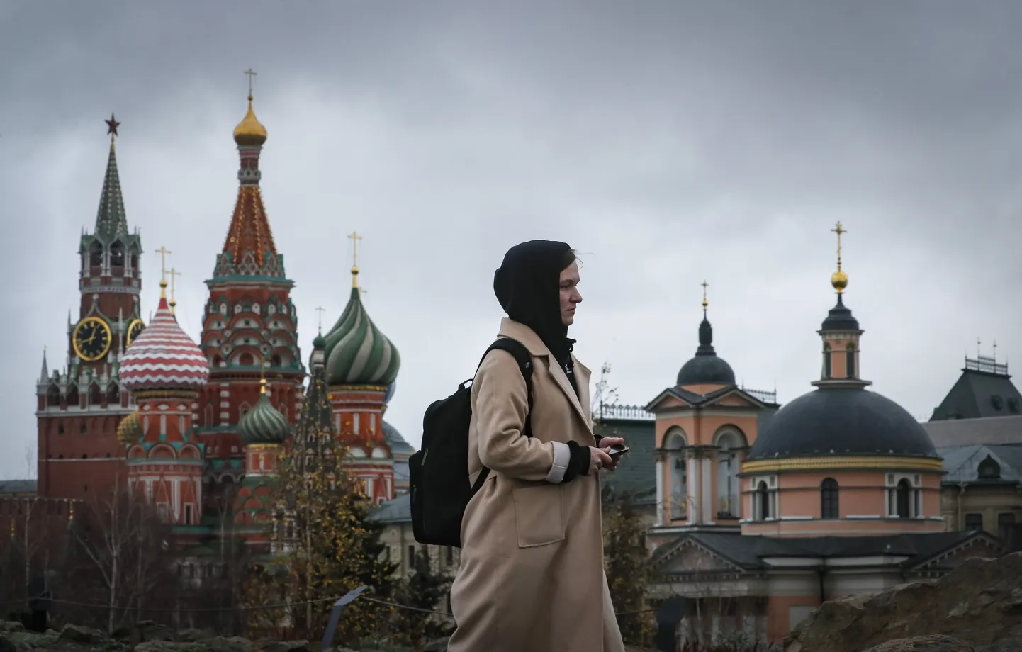 November 2023 Moskvas. Kohalik mööduja Punasel väljakul.