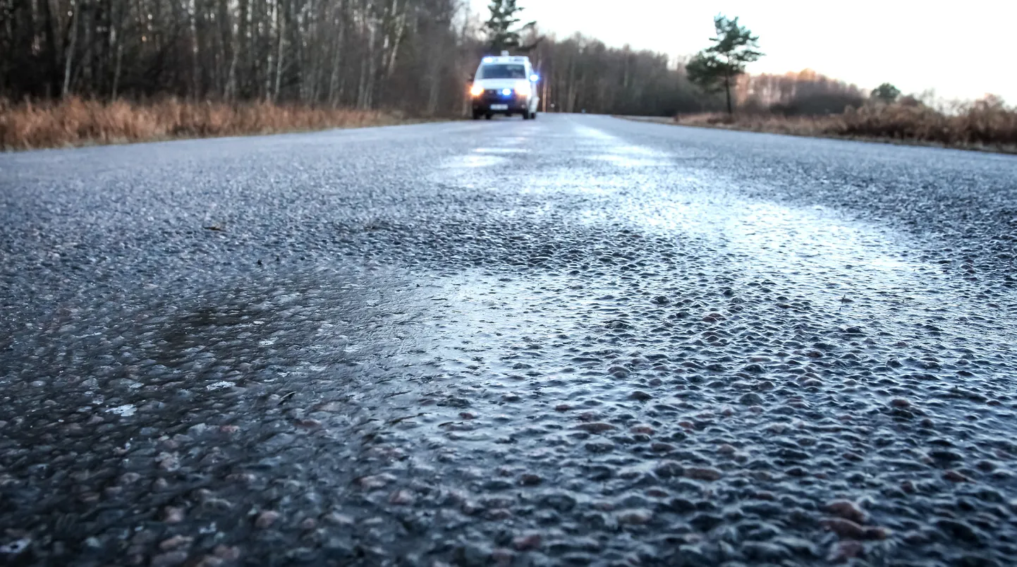 Teehooldajate suurim väljakutse on praeguste ilmadega lokaalselt tekkiva musta jää tõrjumine. Foto on illustreeriv.