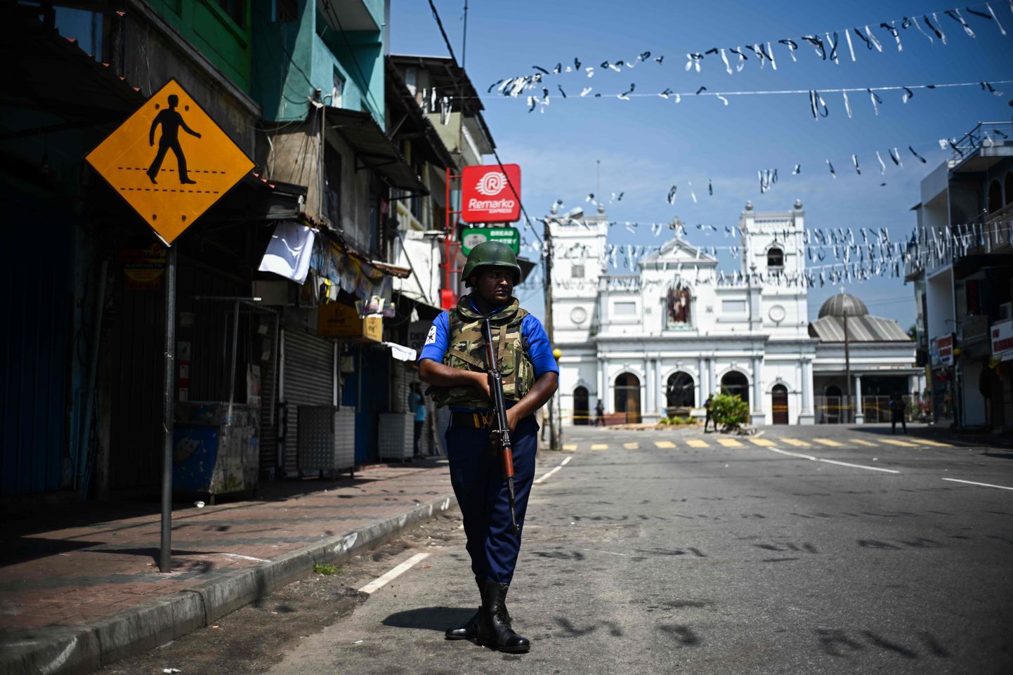 Julgeolekutöötaja patrullimas Colombos pärast enesetapurünnakuid kirikutele ja hotellidele.