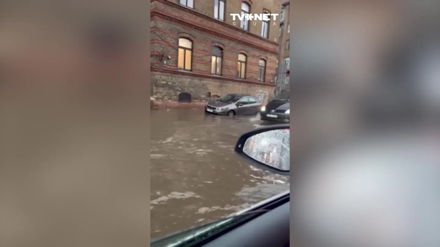 Улицы Риги затопило.