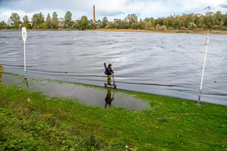 Jaansoni rajal oli vesi mitmes kohas tunginud kergliiklusteeni.