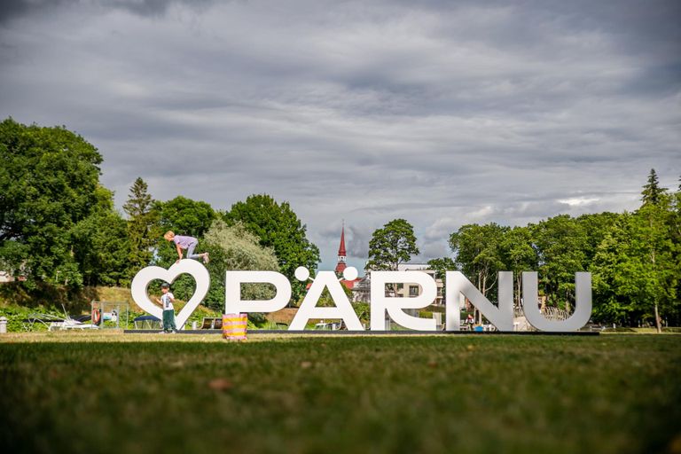 Nagu paljudes linnades üle ilma, on nüüd ka Pärnus oma tähis, kus turistidel hea linnakülastust jäädvustada.