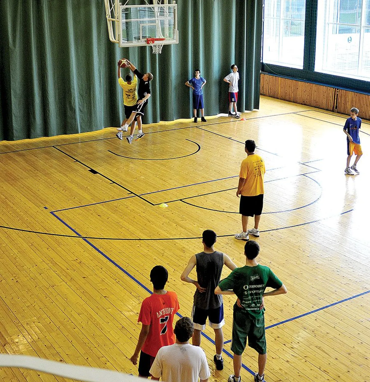 Ameeriklasest korvpallitreener Roscoe Migliore (kollases) andis Tartu korvpallilaagris osalejatele näpunäiteid, kuidas üks ühe vastu minnes vastasest mööda mängida.