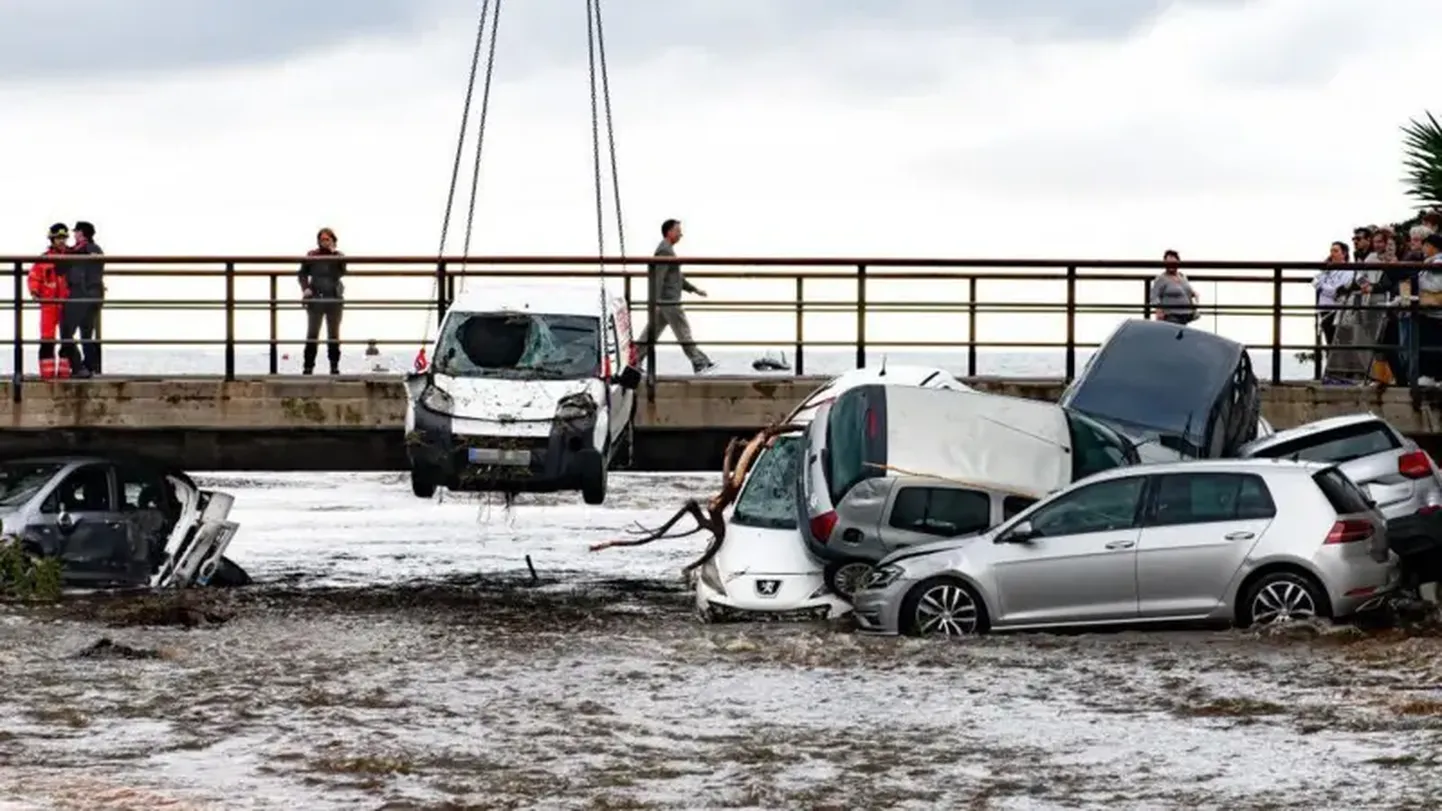Потоки воды принесли к мосту около 30 автомобилей.