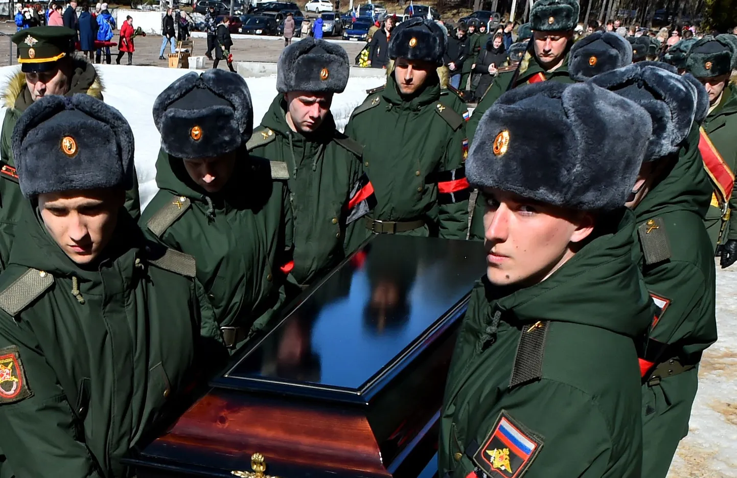 ФСБ просит увеличить госрасходы на погребение российских военных.