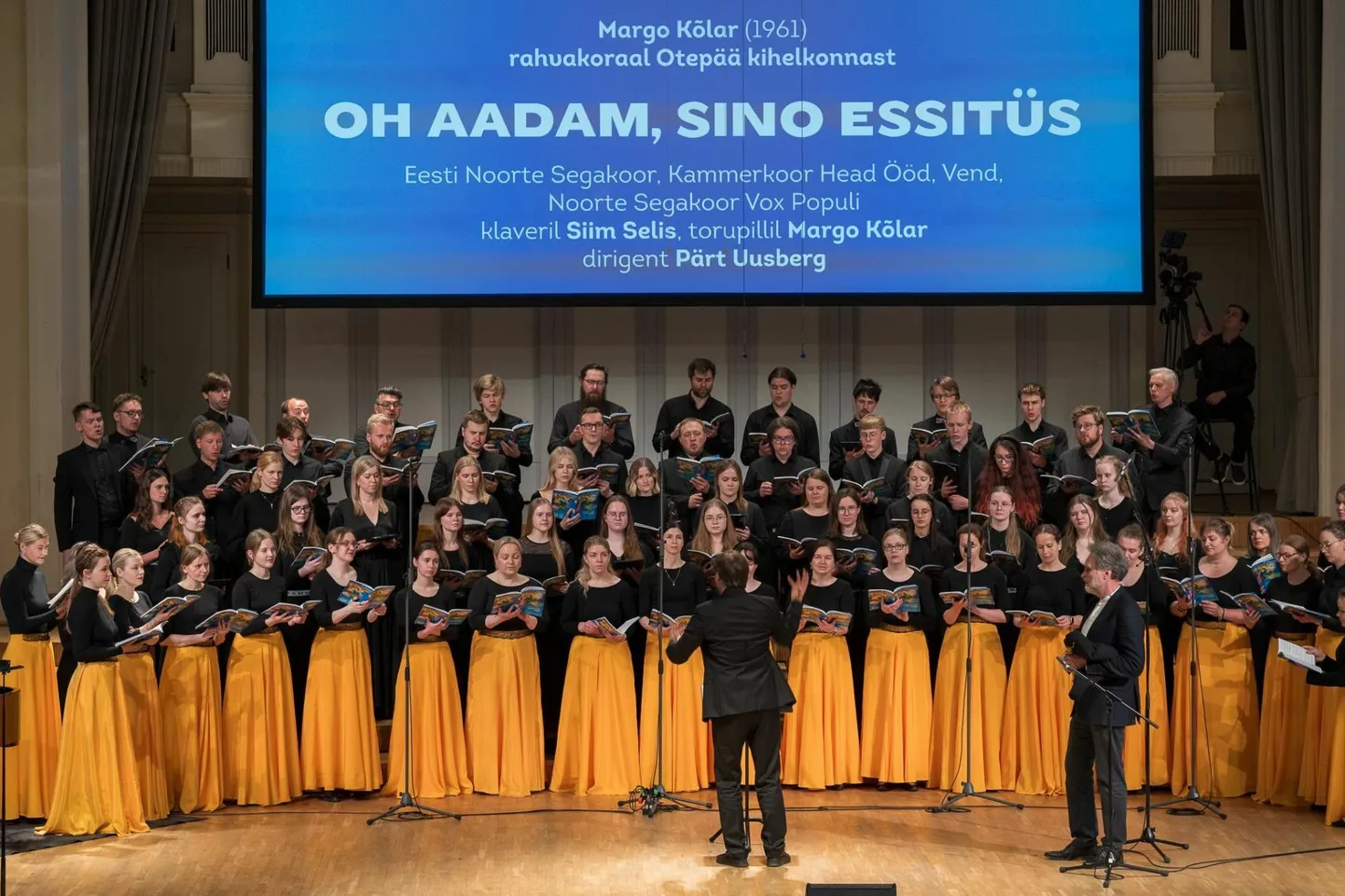 Ühendkoor ei ole lihtsalt hulk inimesi koos laulmas, sedastab loo autor. Pildil Pärt Uusberg Estonias koore juhatamas.