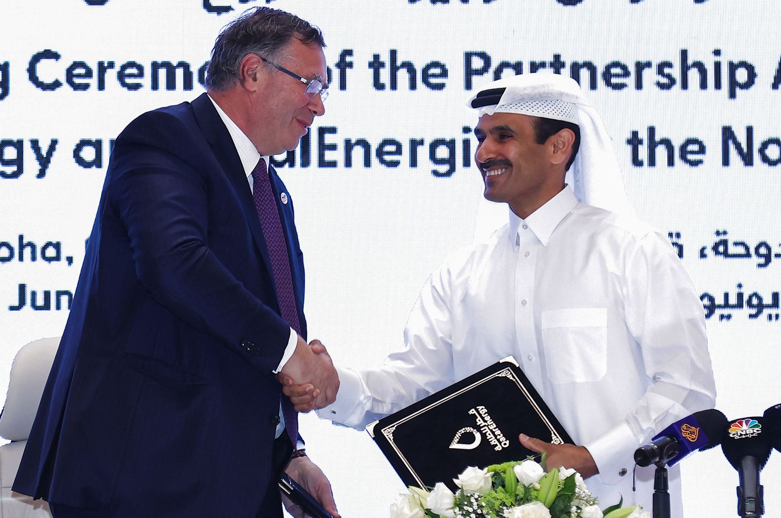 Katari energiaminister  Saad Sherida al-Kaabi (paremal ning TotalEnergie  juhatuse esimees Patrick Pouyanne.