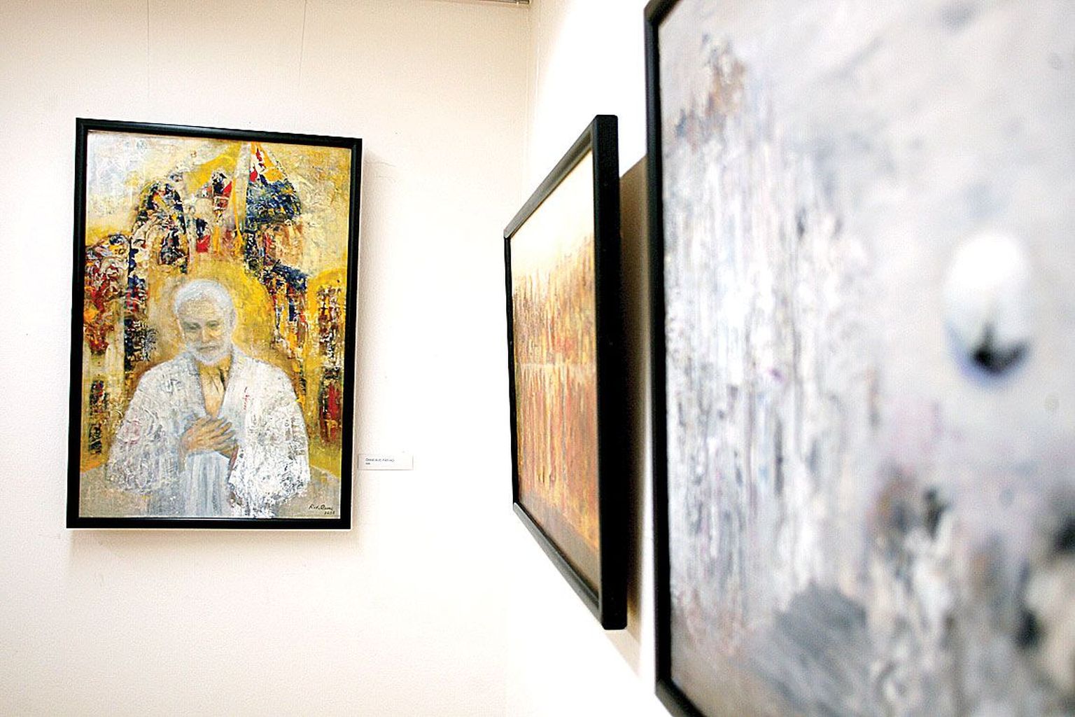 Rita Raave näitusel on teiste maalide hulgas 2008. aastal maalitud «Õnnelikud päevad» (vasakul).